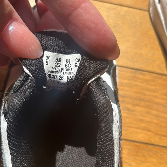 Toddlers Puma Black and White Sneakers with Cushioned Sole and Mesh Design - Picture 11 of 11